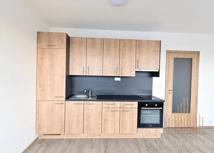 Pronájem bytu 1+kk, 33m2 s balkonem Praha Holešovice