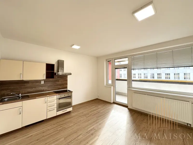 Pronájem bytu 1+kk s prostornou lodžií, ulice Poděbradská 777/9, Praha - Vysočany