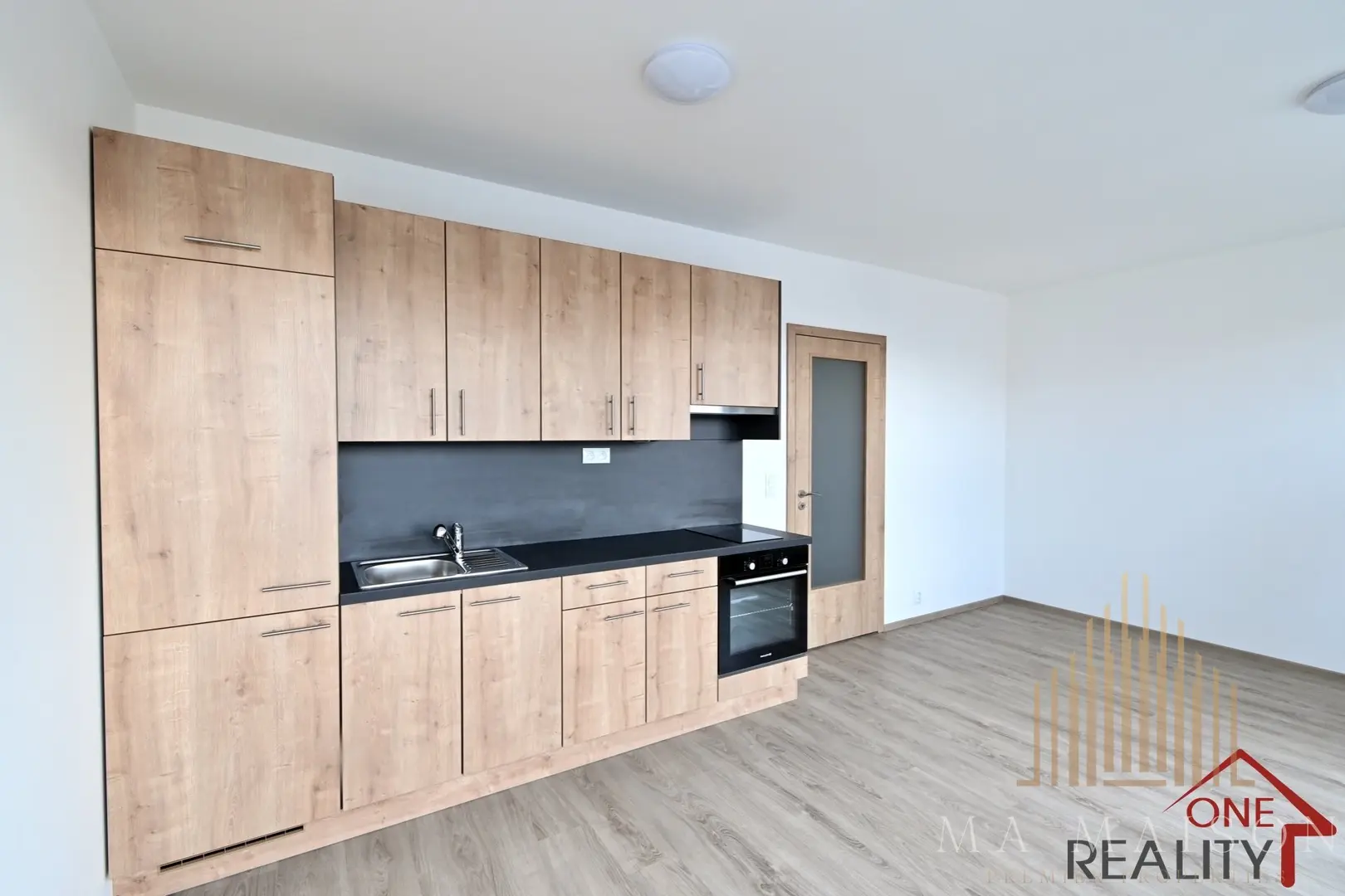 Pronájem bytu 1+kk, 33m2 s balkonem Praha Holešovice