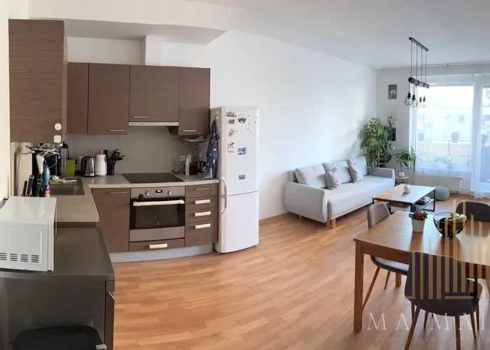 Pronájem bytu 2+kk s balkonem a garáží, ul. Pod Harfou, Praha - Vysočany